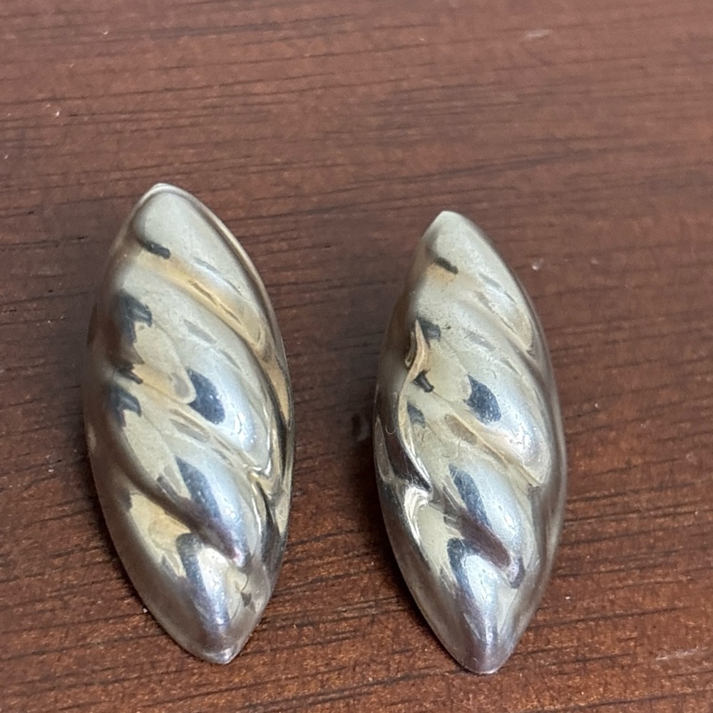 Vintage Mexican Sterling 925 silver earrings Modernist ribbed Puffy clip on